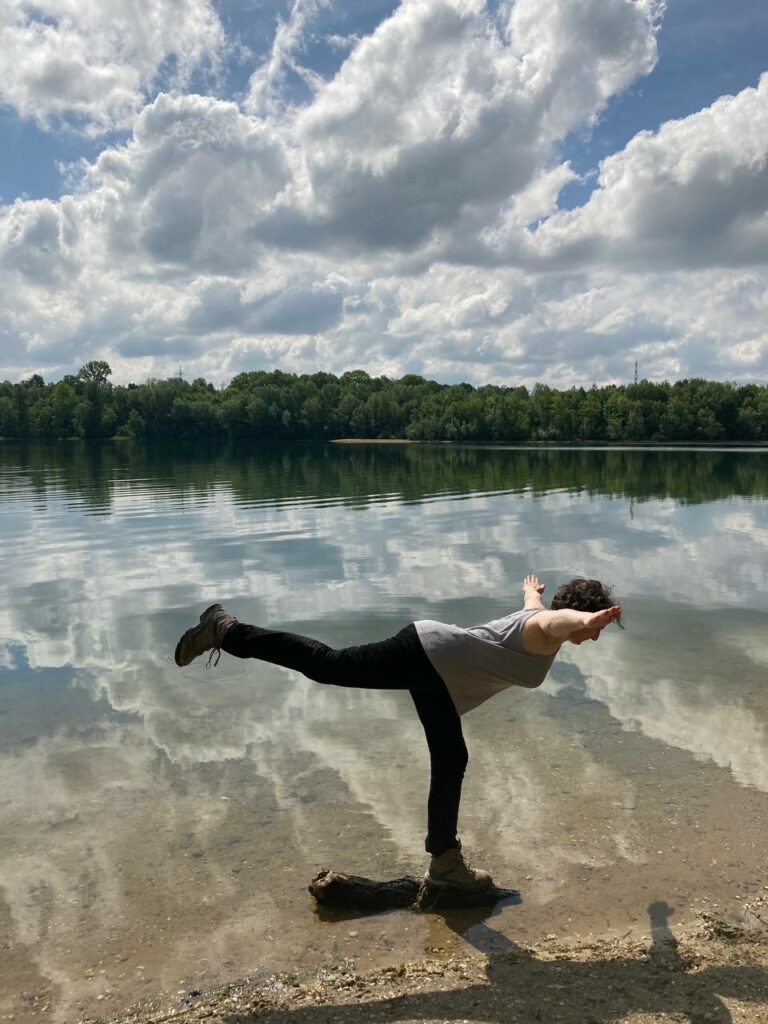 Yoga immer mal zwischendrin z.B: beim Spatziergang